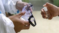 Untuk melindungi diri dari kemungkinan terinfeksi virus corona jenis baru tersebut para tim medis mengenakan alat pelindung seperti masker dan pakaian pelindung khusus saat membantu mengevakuasi warga ke rumah sakit. Chinatopix via AP.
