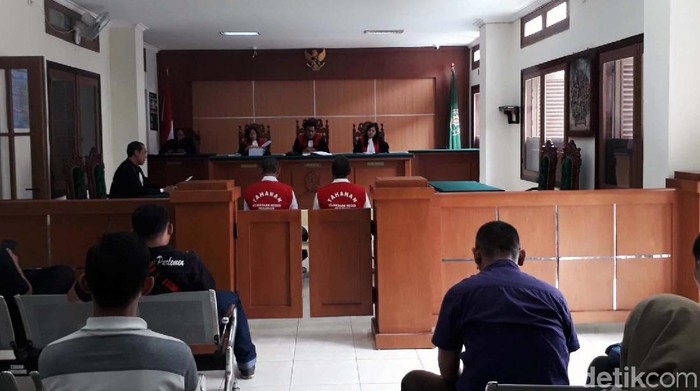 Sidang kasus ambruknya SDN Gentong digelar di Ruang Sidang Cakra, Pengadilan Negeri (PN) Pasuruan. Dua terdakwa hadir tanpa didampingi penasehat hukum.