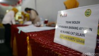 Para peserta pun mulai berdatangan untuk melakukan registrasi sebelum mengikuti tes CPNS di kantor Badan Kepegawaian Negara (BKN) Pusat, Jakarta.