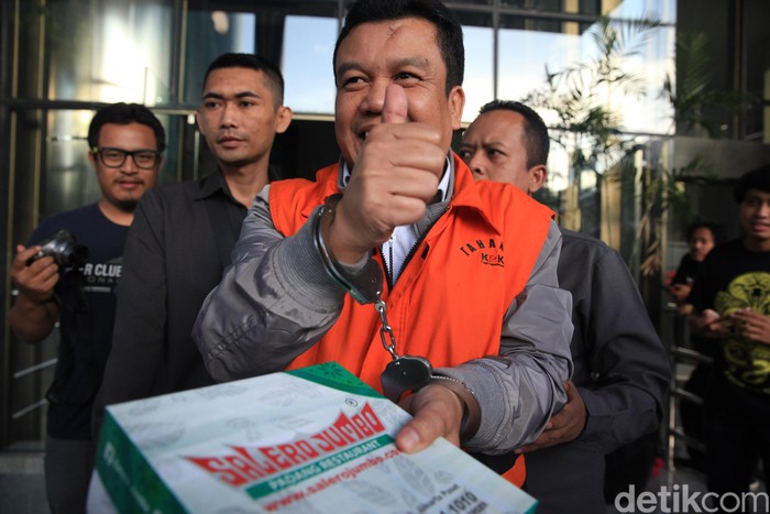 Tomtom Dabul Qomar Diperiksa KPK Mantan anggota DPRD Kota Bandung Tomtom Dabul Qomar diperiksa KPK. Pemeriksaan itu terkait kasus suap yang menjerat Tomtom.
