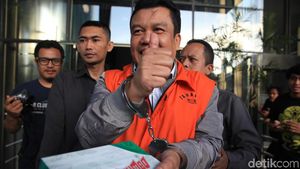 Ditahan KPK, Eks DPRD Bandung Acungkan Jempol