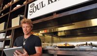 Inspiratif! Jon Bon Jovi Sediakan Makanan Gratis untuk Mahasiswa Kurang Mampu