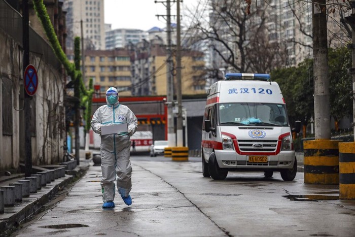 Virus corona yang menyebar di wilayah Wuhan, China, membuat sejumlah warganya terjangkit dan harus dievakuasi ke rumah sakit. Tim medis pun bantu evakuasi warga