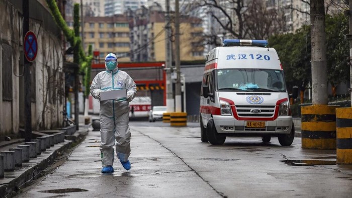 Virus corona yang menyebar di wilayah Wuhan, China, membuat sejumlah warganya terjangkit dan harus dievakuasi ke rumah sakit. Tim medis pun bantu evakuasi warga