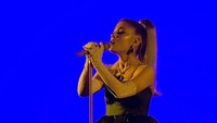 Ariana Grande tampil di Grammy Awards 2020. Ia tampak emosional saat membawakan Imagine, My Favorite Things, 7 Rings dan Thank U, Next.  Foto: Kevork Djansezian/Getty Images