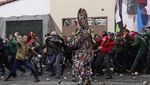 Potret Festival Unik, Hewan Buas Jalan-Jalan & Lempar Lobak