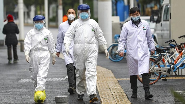 Tim Medis Tangani Virus Corona di Wuhan Virus corona yang menyebar di wilayah Wuhan, China, membuat sejumlah warganya terjangkit dan harus dievakuasi ke rumah sakit. Tim medis pun bantu evakuasi warga