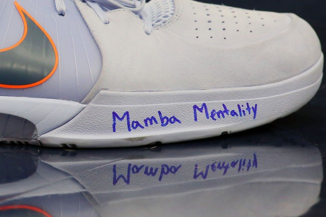 Jaxson Hayes dari New Orleans Pelicans juga mengenang Kobe Bryant dengan sneakers putih Nike yang diberi tulisan Mamba Mentality saat melawan Boston Celtics. Kobe yang dijuluki Black Mamba dikenal berkat sosoknya yang memiliki mental kuat sebagai atlet. (Foto: Jonathan Bachman/Getty Images)