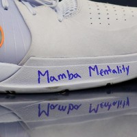 Jaxson Hayes dari New Orleans Pelicans juga mengenang Kobe Bryant dengan sneakers putih Nike yang diberi tulisan Mamba Mentality saat melawan Boston Celtics. Kobe yang dijuluki Black Mamba dikenal berkat sosoknya yang memiliki mental kuat sebagai atlet. (Foto: Jonathan Bachman/Getty Images)