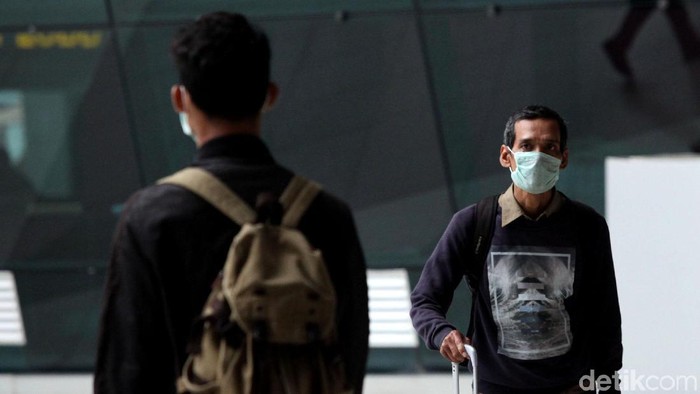 Sejumlah warga ramai-ramai menggunakan masker di Terminal 3, Bandara Soekarno Hatta, Tangerang. Hal itu dilakukan untuk antisipasi virus corona.