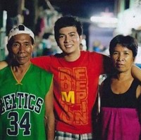 Jayvee Lazaro Badile II berusia tiga bulan saat diadopsi Nanay dan Tatay, sepasang suami-istri asal Filipina. Meskipun membesarkan mereka dalam hidup serba pas-pasan, keduanya berhasil membentuk Jayvee menjadi pemuda pekerja keras dan sukses. Foto: Facebook/ Jayvee Lazaro Badile II