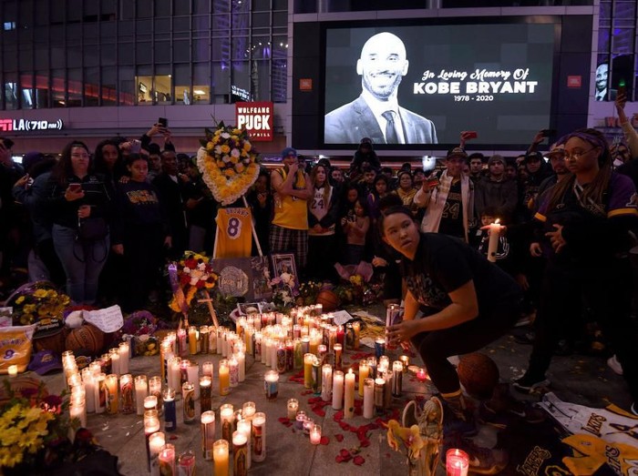 LOS ANGELES, CALIFORNIA - JANUARY 26:  Fans gather at LA Live to pay tribute to Kobe Bryant who died earlier in a helicopter crash on January 26, 2020 in Los Angeles, California. (Photo by Harry How/Getty Images)