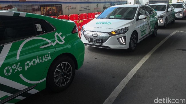 Menjajal Mobil Listrik GrabCar Hyundai IONIQ GrabCar Elektrik resmi diluncurkan di Terminal 3, Bandara Soekarno-Hatta, Tangerang, Senin (27/1). Yuk, jajal sedan ramah lingkungan ini.