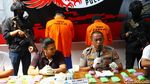 Dua Pengedar Ekstasi Digiring Polisi Bersenjata di Polda Metro Jaya