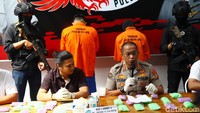 Kabid Humas Polda Metro Jaya Kombes Yusri Yunus menyebut para pelaku biasa mengedarkan narkotika di Jakarta, termasuk di tempat-tempat hiburan malam di Jakarta. Para tersangka ini sudah beraksi selama hampir 3 tahun mengedarkan narkotika.