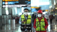 Di bandara Soekarno hatta hari ini nampak petugas sudah menggunakan masker, petugas yang sehari-harinya berada di bandara ini juga disertakan untuk mencegah terjangkitnya virus corona.