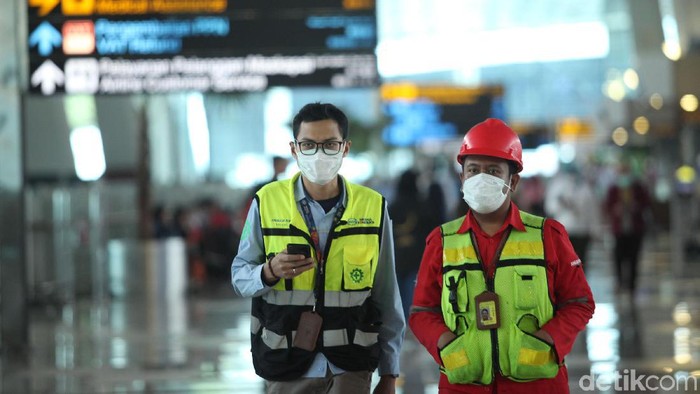 Sejumlah warga ramai-ramai menggunakan masker di Terminal 3, Bandara Soekarno Hatta, Tangerang. Hal itu dilakukan untuk antisipasi virus corona.