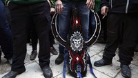 Selain itu dia juga akan mengenakan tutup kepala yang terbuat dari kayu dan bentuknya runcing. Tujuannya, agar ia terlindung dari serangan lobak. (Foto: AP Photo)