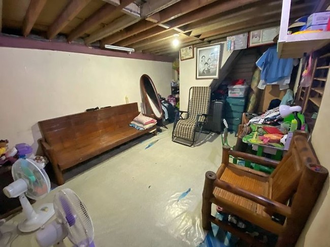 Meskipun hidup pas-pasan, Jayvee beserta Nanay dan Tatay cukup bahagia menjalani keseharian mereka, di aparteman yang hanya seluas 20 meter per segi. Foto: Facebook/ Jayvee Lazaro Badile II