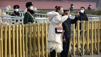 Meski begitu, tak sedikit wisatawan yang tetap datang ke sejumlah objek wisata di Kota Beijing, China, walaupun objek wisata di kawasan itu ditutup. Para wisatawan pun tak menurunkan tingkat kewaspadaan dengan mengenakan masker pelindung pernapasan saat beraktivitas di luar ruangan.