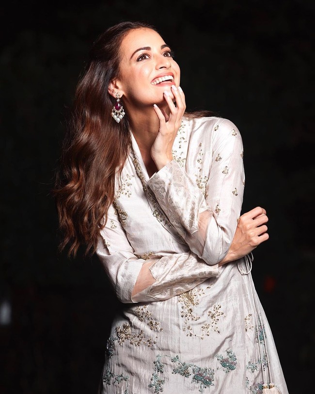 Seseorang seharusnya tidak pernah mengabaikan atau takut melaporkan atau memanggil pelaku pelecehan. Tidak ada rasa malu untuk melakukannya. Itu memberdayakan kita dengan kemampuan untuk mengatasi masalah menunjukkan bahwa itu membuat perbedaan besar, ujar Dia Mirza. Foto: Instagram @diamirzaofficial