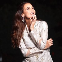 Seseorang seharusnya tidak pernah mengabaikan atau takut melaporkan atau memanggil pelaku pelecehan. Tidak ada rasa malu untuk melakukannya. Itu memberdayakan kita dengan kemampuan untuk mengatasi masalah menunjukkan bahwa itu membuat perbedaan besar, ujar Dia Mirza. Foto: Instagram @diamirzaofficial