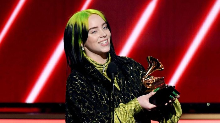 LOS ANGELES, CALIFORNIA - JANUARY 26: Billie Eilish accepts the Best New Artist award onstage during the 62nd Annual GRAMMY Awards at STAPLES Center on January 26, 2020 in Los Angeles, California. (Photo by Kevin Winter/Getty Images for The Recording Academy )