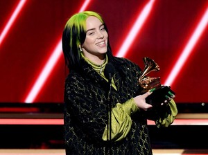 Sabet 5 Piala, Billie Eilish Perkasa di Grammy Awards 2020
