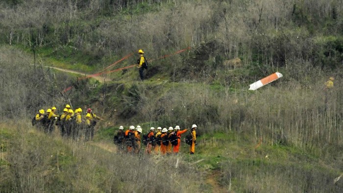 Mantan pebasket NBA, Kobe Bryant, tewas dalam insiden mengenaskan. Legenda Los Angeles Lakers itu meninggal dunia akibat kecelakaan helikopter di kawasan Calabasas, California, Minggu (26/1/2020) pagi waktu setempat.