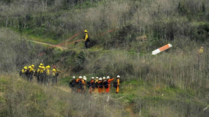 Kobe Bryant Tewas Akibat Kecelakaan Helikopter Mantan pebasket NBA, Kobe Bryant, tewas dalam insiden mengenaskan. Legenda Los Angeles Lakers itu meninggal dunia akibat kecelakaan helikopter di kawasan Calabasas, California, Minggu (26/1/2020) pagi waktu setempat.