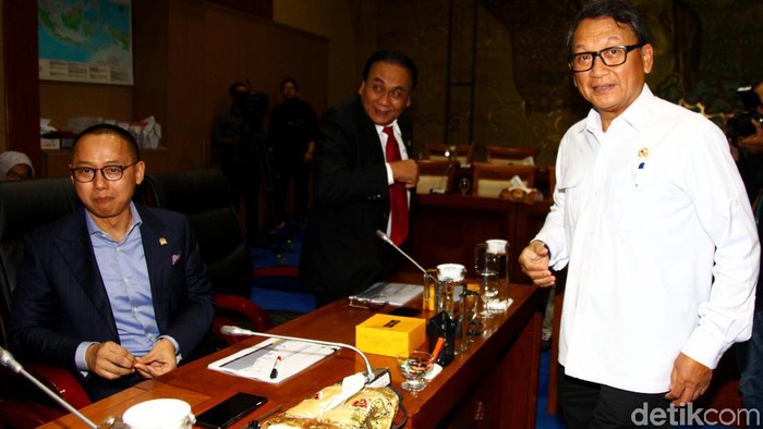 Komisi VII DPR RI menggelar rapat kerja bersama Menteri ESDM Arifin Tasrif. Salah satu hal yang dibahas dalam rapat ituadalah wacana kenaikan harga elpiji 3 kg.