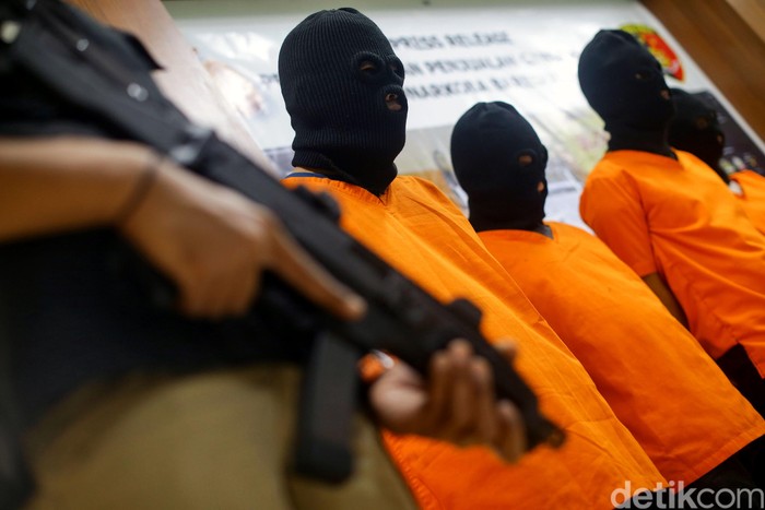 Polisi berhasil mengungkap penjualan ganja secara online. Atas perbuatannya pelaku terancam hukuman mati dan denda maksimal Rp 10 miliar.