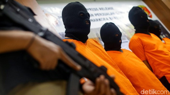 Pelaku Penjualan Ganja Secara Online Ditangkap Polisi Polisi berhasil mengungkap penjualan ganja secara online. Atas perbuatannya pelaku terancam hukuman mati dan denda maksimal Rp 10 miliar.