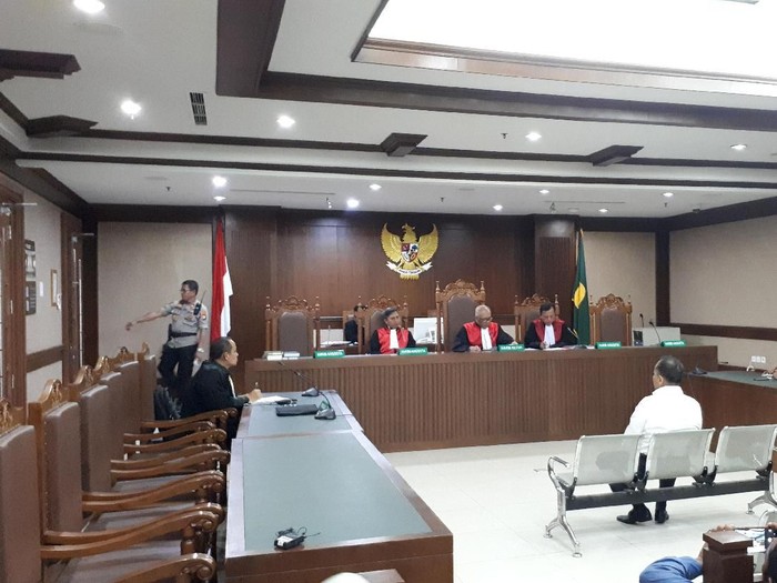 Terbukti Punya Senpi Ilegal, Habil Marati Divonis 1 Tahun Penjara