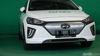 Secara desain Hyundai IONIQ Electric tampak seperti mobil-mobil sedan pada umumnya. Desainnya cukup kekinian dengan aplikasi lampu LED projector dan DRL.