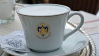 Kopi dan dessertnya jadi favorit pengunjung. Untuk harga cappucinonya mulai dari harga €10,50 atau sekitar Rp 158.000 sedangkan kue mulai dari €18-21 atau seharga Rp 270.000-315.000. (Getty Images)
