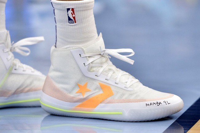 Atlet NBA Kelly Oubre Jr. dari Phoenix Suns memakai Converse All Star Pro BB dengan tulisan Mamba 4L saat melawan Memphis Grizzlies di Memphis, Tennessee, AS, Minggu (26/1/2020). (Foto: AP Photo/Brandon Dill)