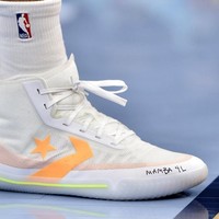 Atlet NBA Kelly Oubre Jr. dari Phoenix Suns memakai Converse All Star Pro BB dengan tulisan Mamba 4L saat melawan Memphis Grizzlies di Memphis, Tennessee, AS, Minggu (26/1/2020). (Foto: AP Photo/Brandon Dill)