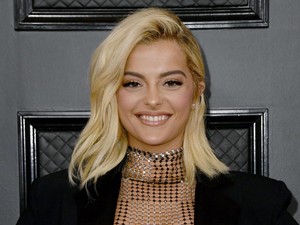 Duh! Penyanyi Bebe Rexha Kena Ujaran Kebencian dan Rasis Saat Terbang