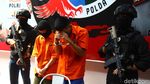 Dua Pengedar Ekstasi Digiring Polisi Bersenjata di Polda Metro Jaya