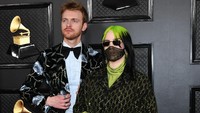 Ia pun ditemani sang kakak, Finneas yang juga berhasil meraih Grammy perdananya. Foto: Amy Sussman/Getty Images
