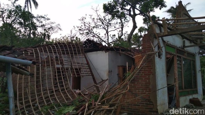 Rumah Warga Blitar Diterjang Angin Kencang