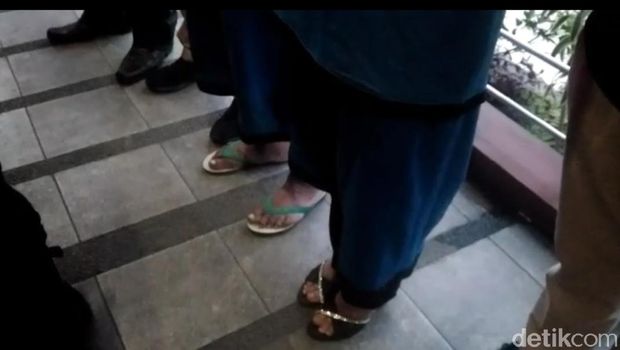 Berseragam Bak Militer, Dedengkot Sunda Empire Kini Bersandal Jepit