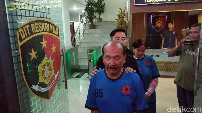Polisi menetapkan dedengkot Sunda Empire Nasri Banks sebagai tersangka. Selain itu, Ibunda Ratu Agung Rd Ratna Ningrum dan Rangga Sasana juga jadi tersangka.