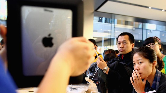 BEIJING - SEPTEMBER 17:  Apple staff introduces Apple Inc. iPad tablet computer to customers at the Apple store on September 17, 2010 in Beijing, China. Apple began sales for the iPad in the Chinese mainland on Friday.  (Photo by Feng Li/Getty Images)