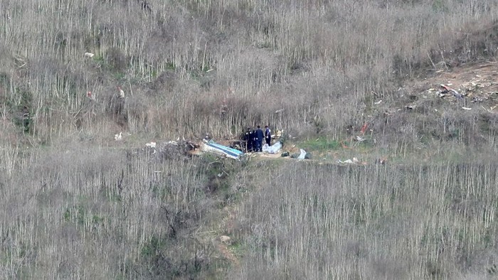 CALABASAS, CALIFORNIA - JANUARY 27: Emergency personnel work at the helicopter crash site that claimed the life of former NBA great Kobe Bryant  on January 27, 2020 in Calabasas, California. Bryant, 41, his daughter Gianna, 13, and seven others perished in the accident yesterday. (Photo by Josh Lefkowitz/Getty Images)