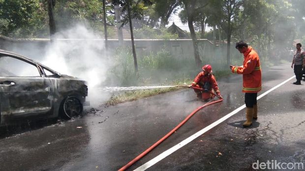 Melaju Santuy, Mobil Berpenumpang 4 Orang Ini Tiba-tiba Terbakar