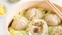 Dumpling yang diletakkan di klakat bambu ini menampilkqn wajah anjing berwarna putih yang menggemaskan. Foto: Istimewa / Insider