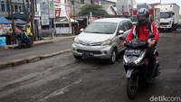 Kontur aspal yang kurang baik menjadi salah satu faktor yang membuat Jalan HM Joyomartono rusak dan berlubang.