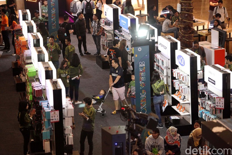 Pameran iBoxing Week 2020 digelar di Laguna Atrium, Central Park, Jakarta, Selasa (28/1). Dalam acara ini para fanboy dapat belanja produk Apple dengan harga miring lho.